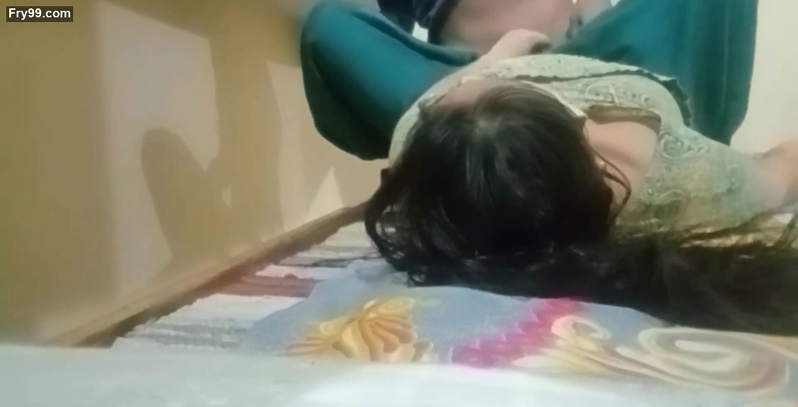 Bhai ne bahan ko bula kar akele mein chudai ki homemade fuck Hindi voice.