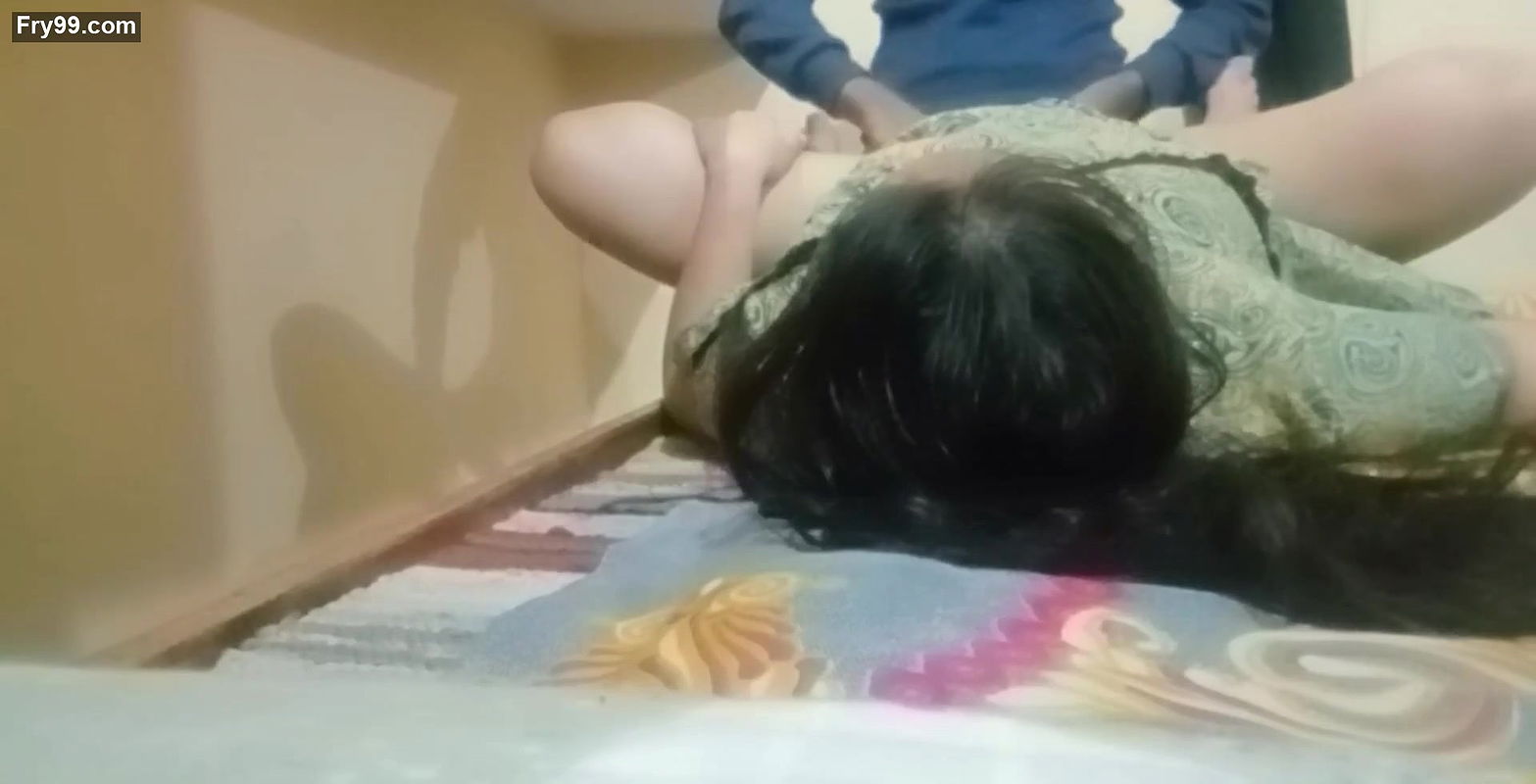 Bhai ne bahan ko bula kar akele mein chudai ki homemade fuck Hindi voice.