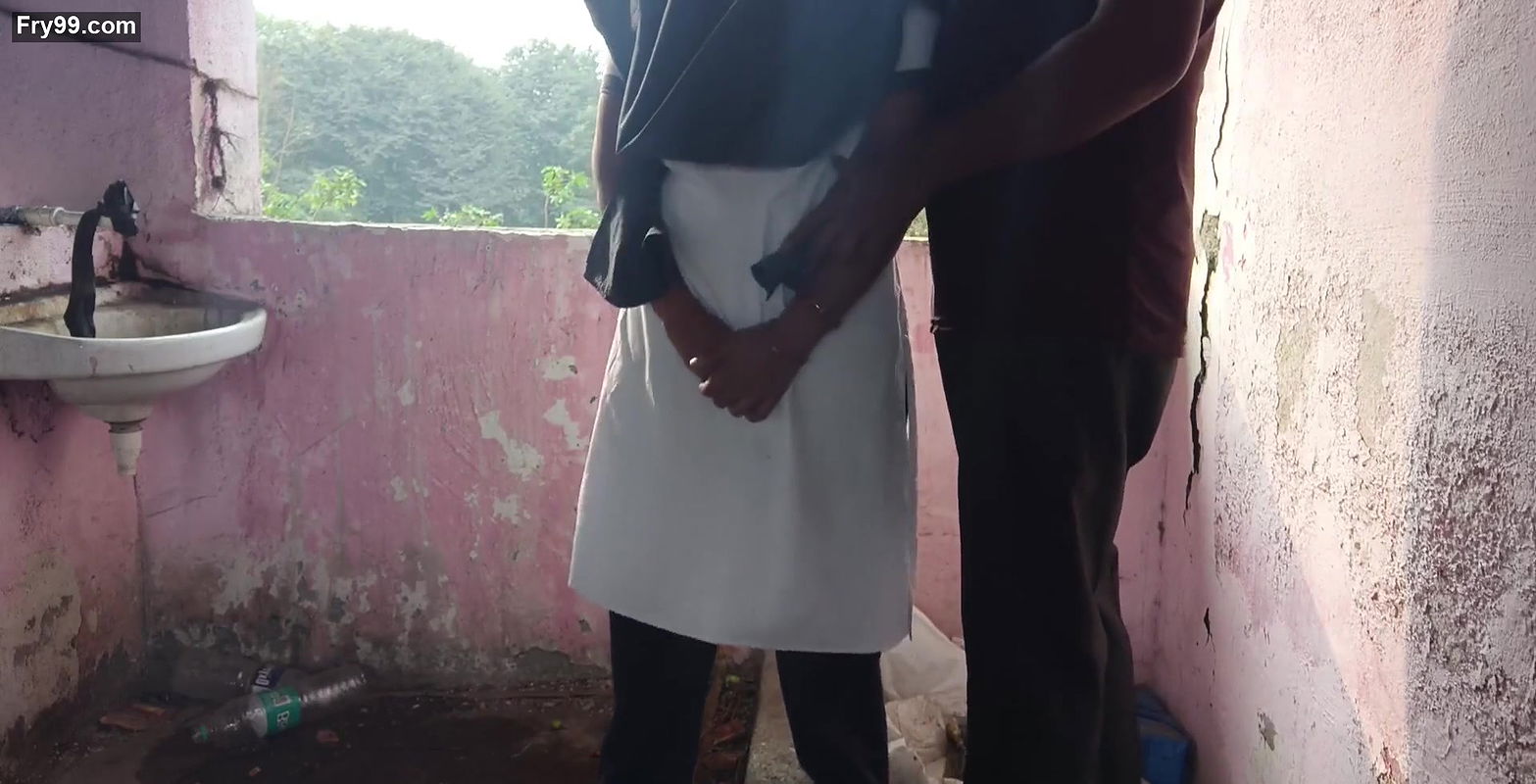 Desi college ladaki apane ghar ke chat me jakar apane tusion teacher ko chut diya