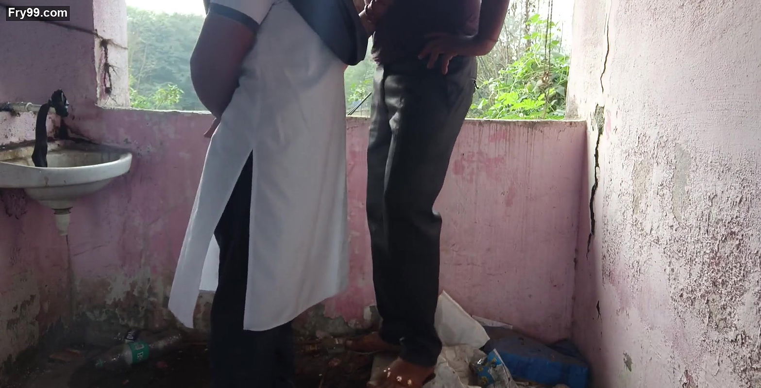 Desi college ladaki apane ghar ke chat me jakar apane tusion teacher ko chut diya