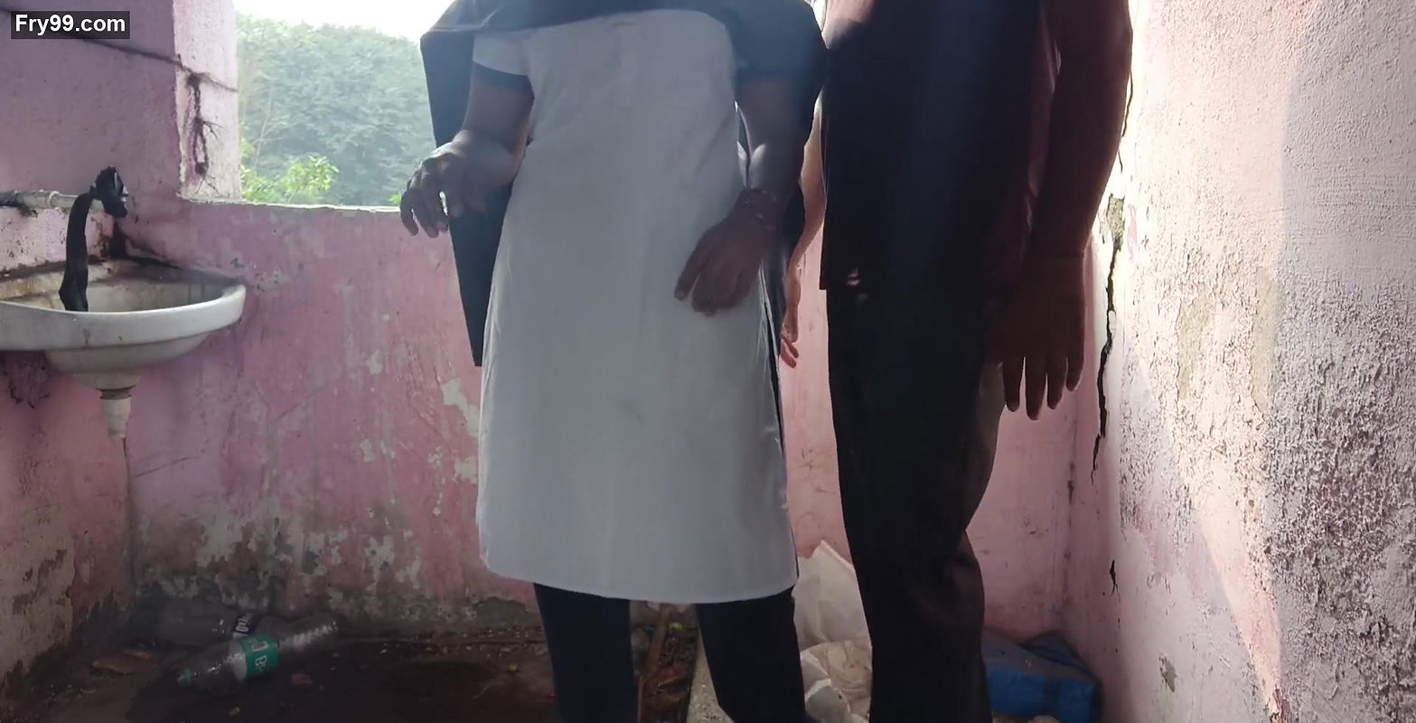 Desi college ladaki apane ghar ke chat me jakar apane tusion teacher ko chut diya