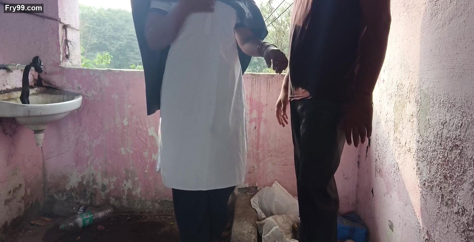 Desi college ladaki apane ghar ke chat me jakar apane tusion teacher ko chut diya