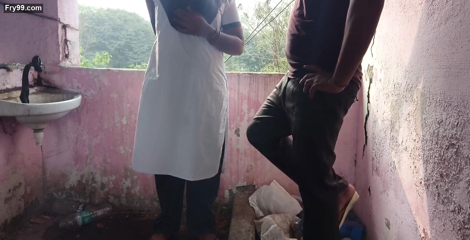 Desi college ladaki apane ghar ke chat me jakar apane tusion teacher ko chut diya