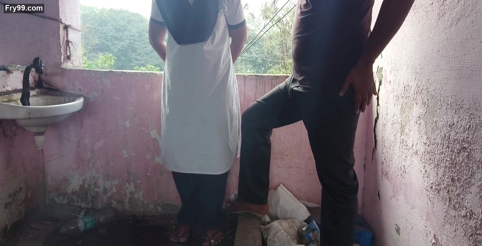 Desi college ladaki apane ghar ke chat me jakar apane tusion teacher ko chut diya