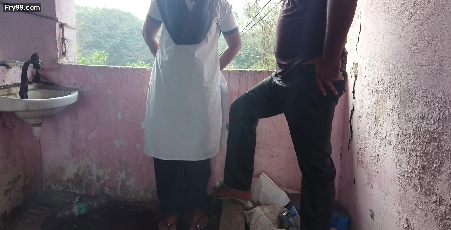 Desi college ladaki apane ghar ke chat me jakar apane tusion teacher ko chut diya