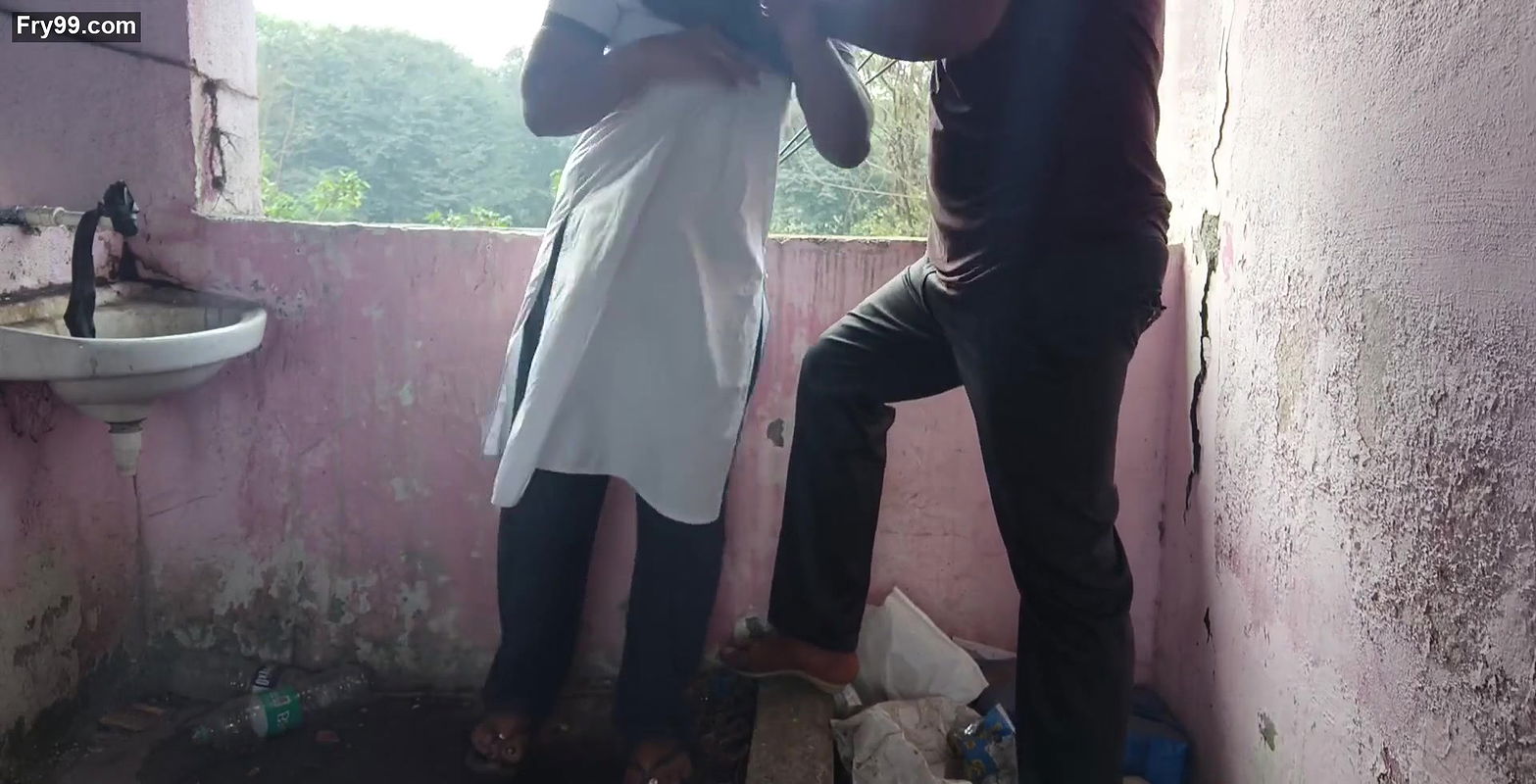 Desi college ladaki apane ghar ke chat me jakar apane tusion teacher ko chut diya