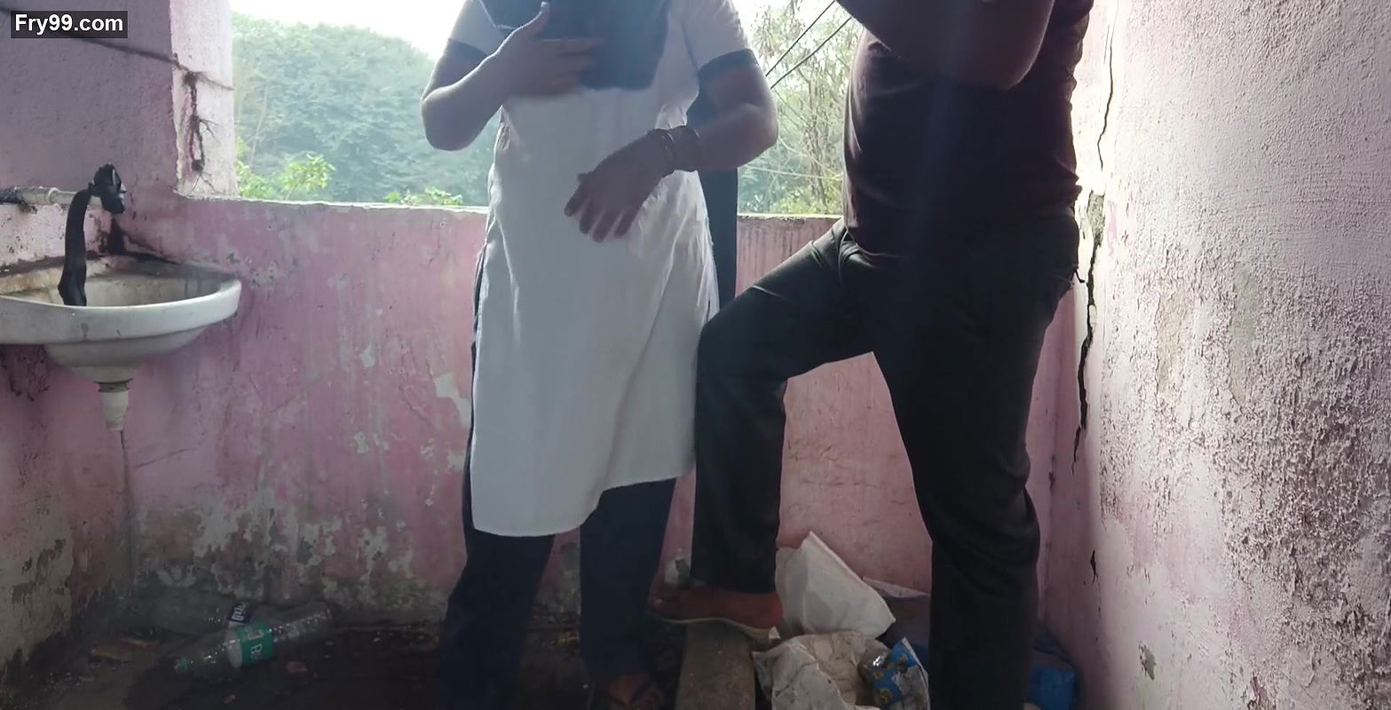 Desi college ladaki apane ghar ke chat me jakar apane tusion teacher ko chut diya