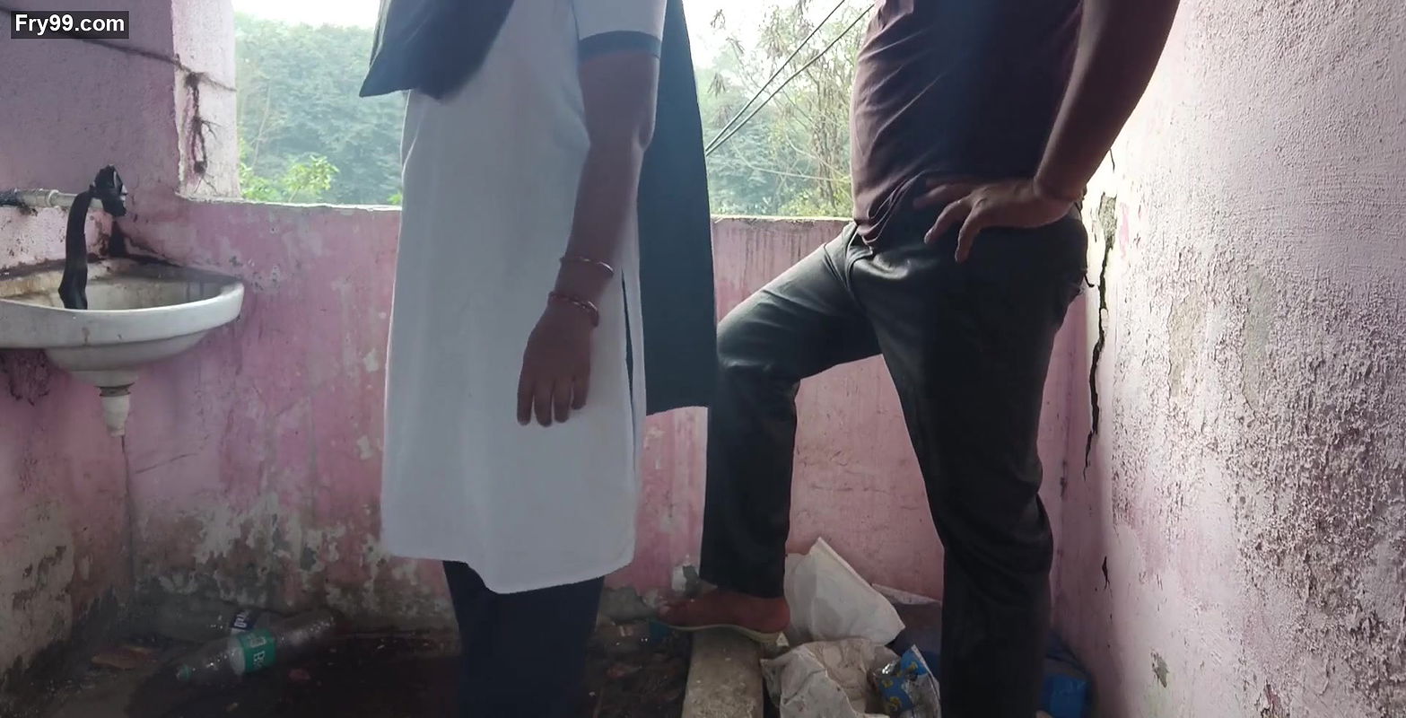 Desi college ladaki apane ghar ke chat me jakar apane tusion teacher ko chut diya