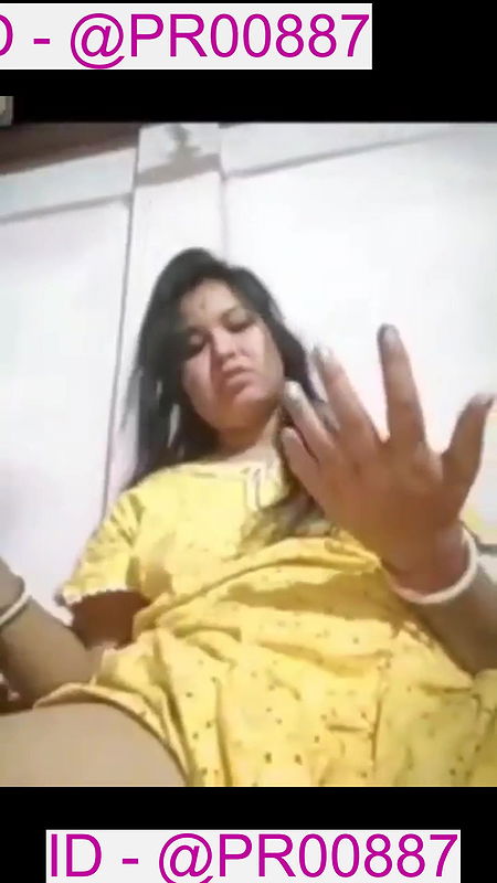 Boudi lifting nighty naked pussy