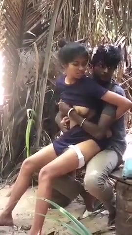 Sexy girl sex with boyfriend in park