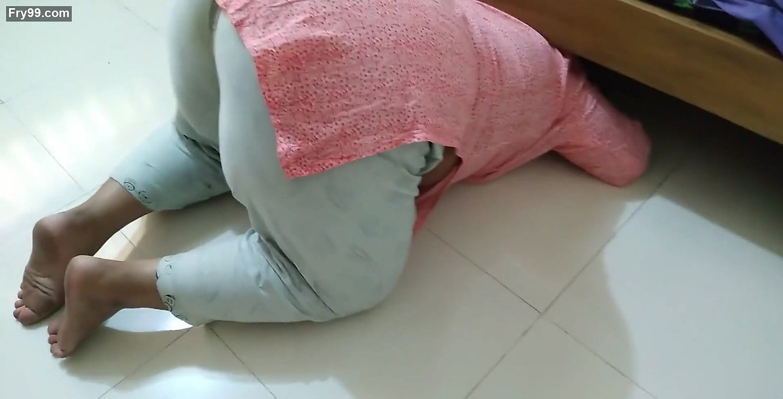 Gujarati Sexy Saas gets stuck under the table while cleaning, then Damad comes & Help her – Huge Ass Fucking & cummed.