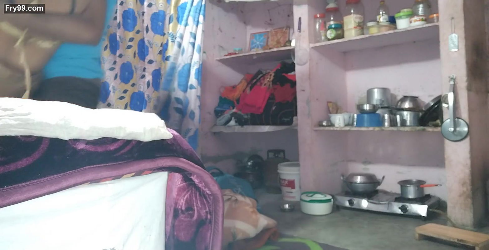 Hindi audio me bhabhi ki kamar me aai moch.maalis kar ke maine diya chod.