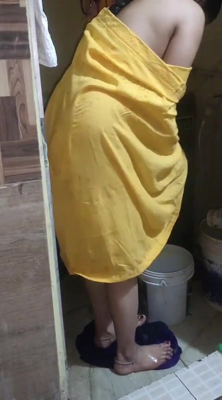 village bhabhi bathing and changing dress part 2
