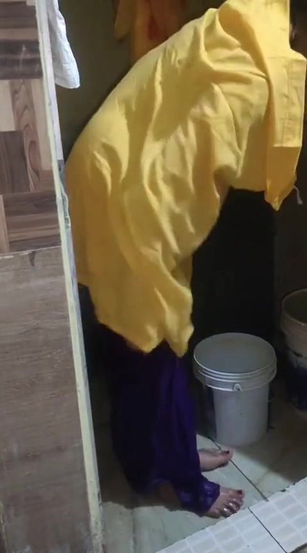 village bhabhi bathing and changing dress part 2