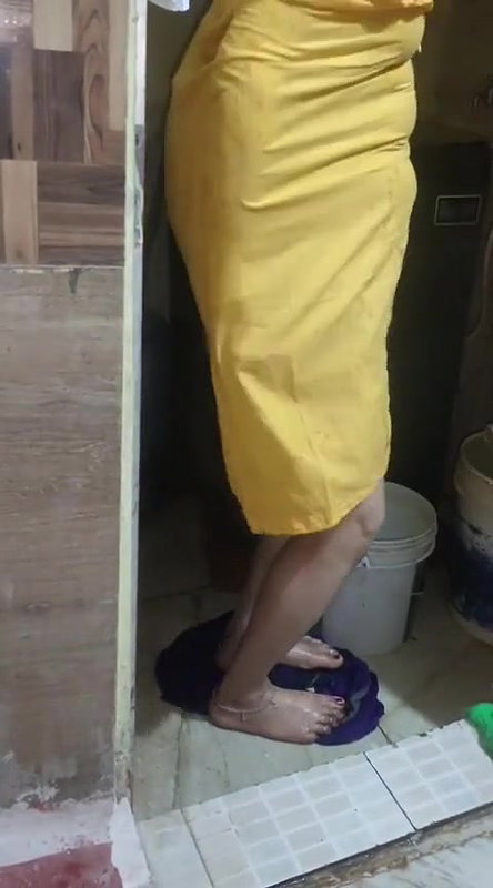 village bhabhi bathing and changing dress part 2