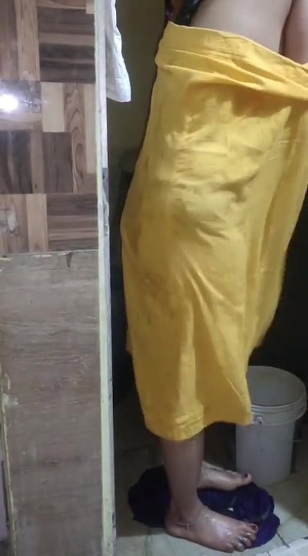 village bhabhi bathing and changing dress part 2