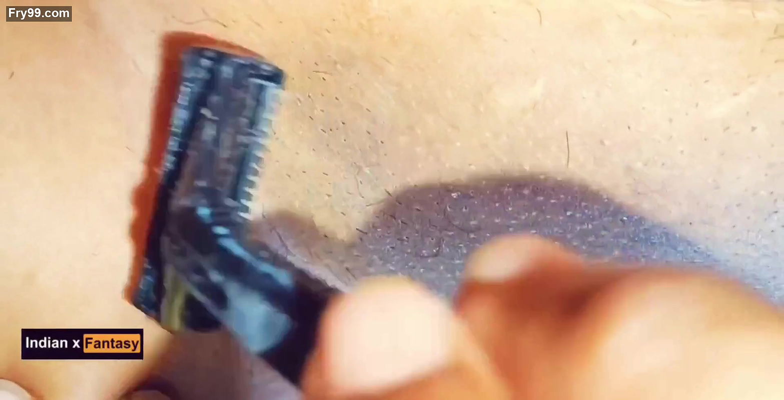 a Indian hot girl shaved her pussy with her stepbrother