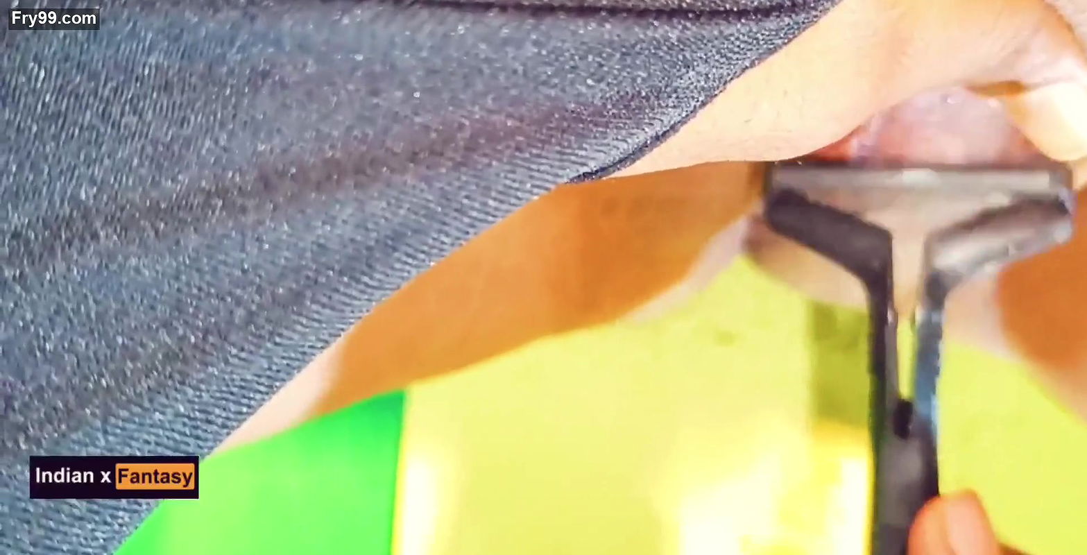 a Indian hot girl shaved her pussy with her stepbrother