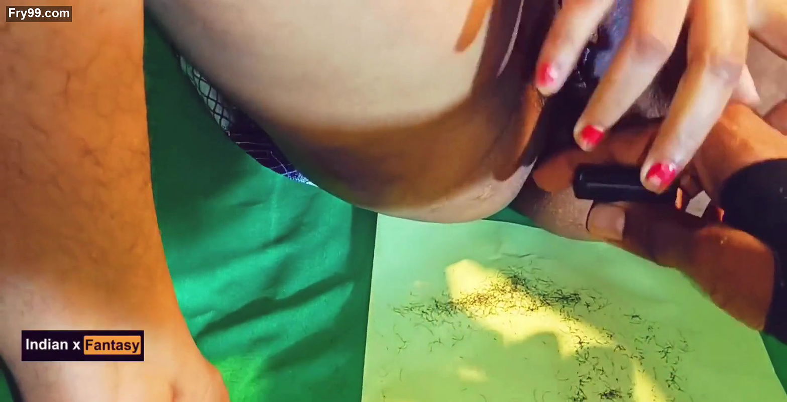 a Indian hot girl shaved her pussy with her stepbrother