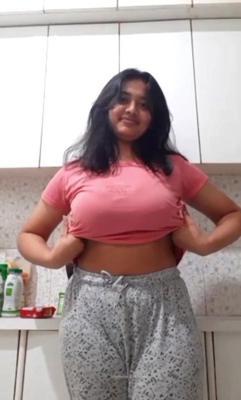 Desi Famous Girl Showing boobs in open