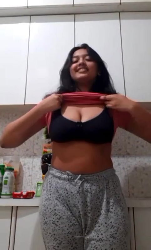 Desi Famous Girl Showing boobs in open