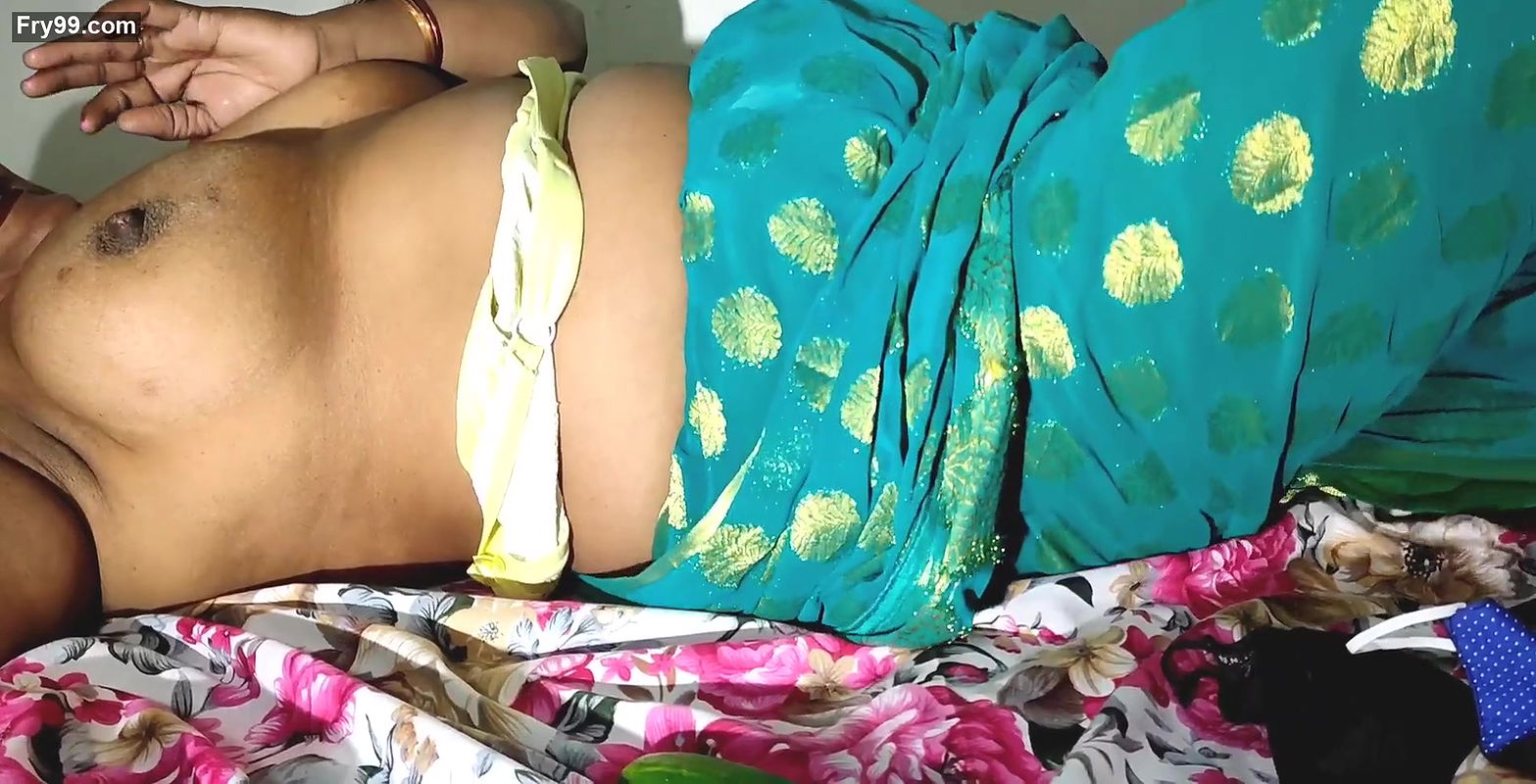 Two Desi Indian Bhabhi Cocumber Sex On camera Do Bahno ne kiya kheere sex camera ka samne