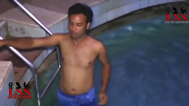 Sunny Bhabhi Saali ke swiming pool mai thukai