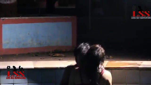 Sunny Bhabhi Saali ke swiming pool mai thukai