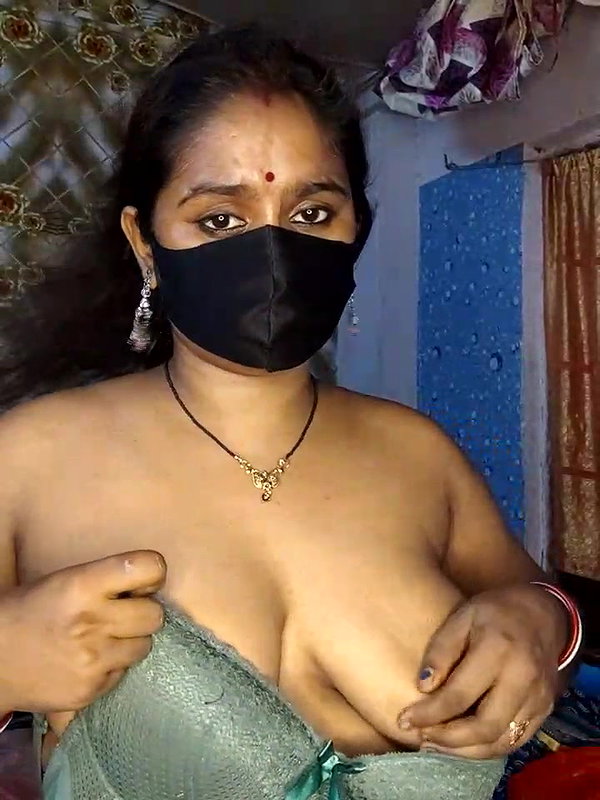 Desi Married Bhabhi Showing Boobs on Camera