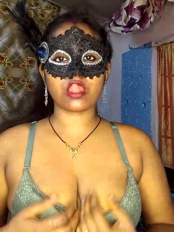 Desi Married Bhabhi Showing Boobs on Camera