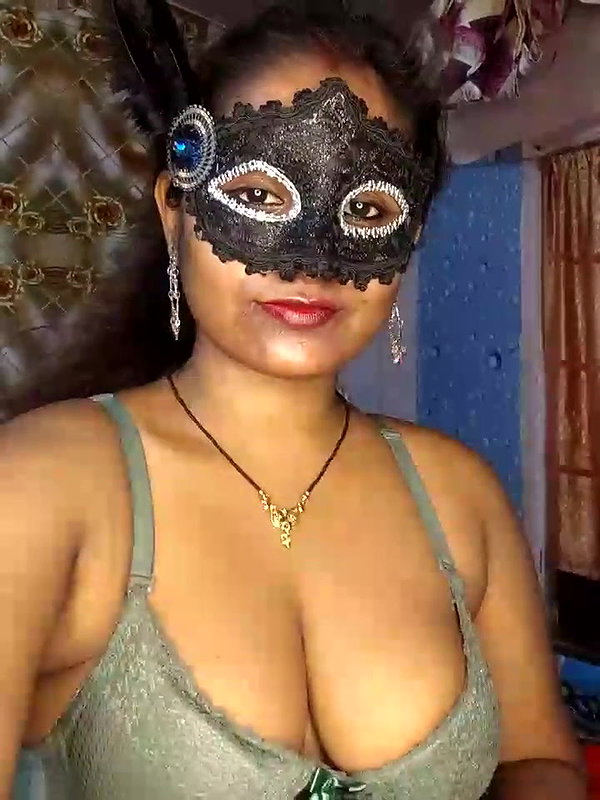 Desi Married Bhabhi Showing Boobs on Camera