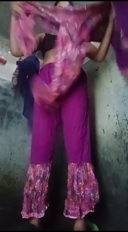 Cute Girlfriend recording bathing full nude