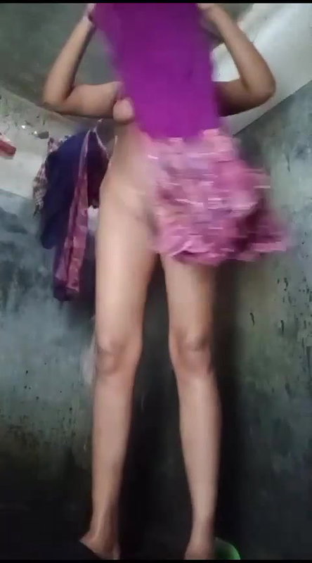 Cute Girlfriend recording bathing full nude