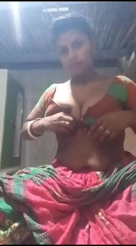 Desi bhabhi showing and masturbating