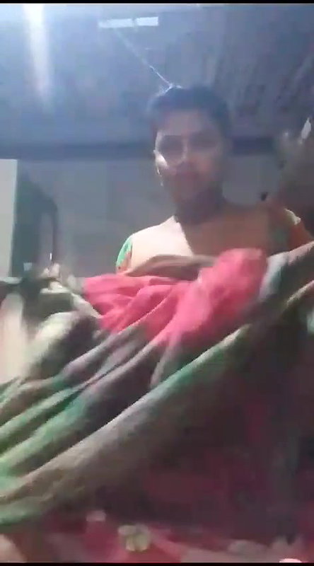 Desi bhabhi showing and masturbating