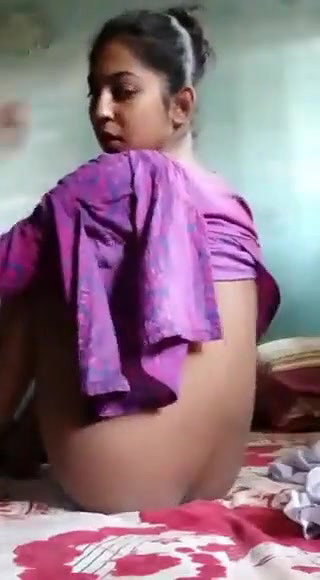 cute ladki ne chut me baigan ghusa diya