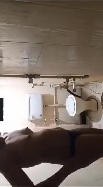 bathroom me nahate samay nangi hokar video banaya