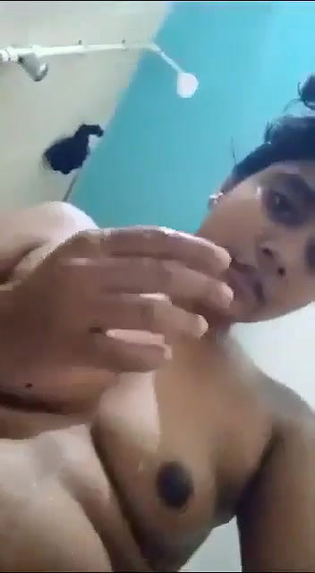 bathroom me nahate samay nangi hokar video banaya