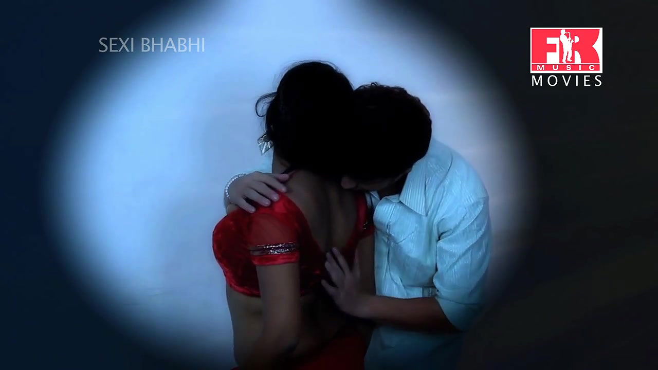 Padhu DESI BHABHI ROMANCE IN RED SAREE