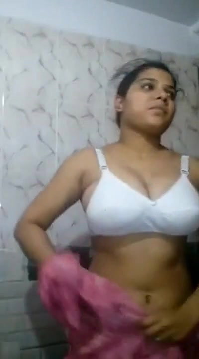 Desi bhabhi bathroom me Jake nangi hogayi