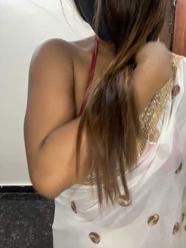 Sexy desi girl in Saree opening blouse Exposing Boobs