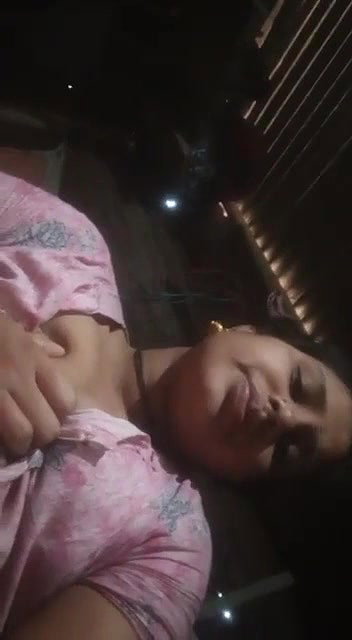 hot bhabhi showing boobs