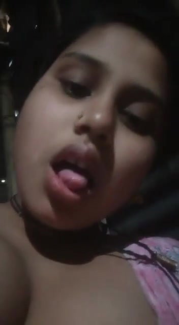 hot bhabhi showing boobs