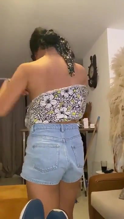 hot girl ko kapde utar kar sab dekha