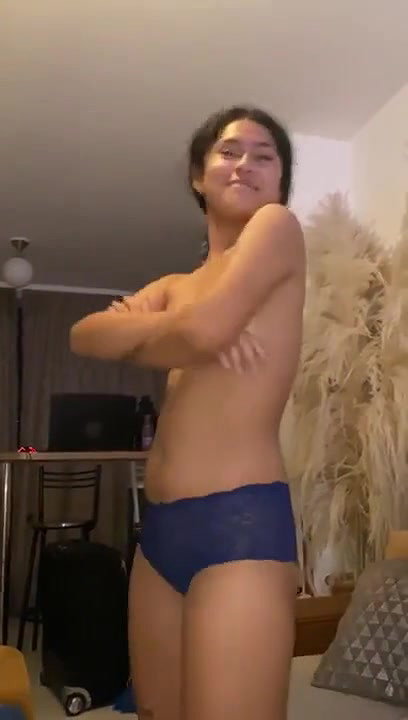 hot girl ko kapde utar kar sab dekha