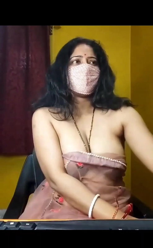 Bhabi showing her melons in Stripchat