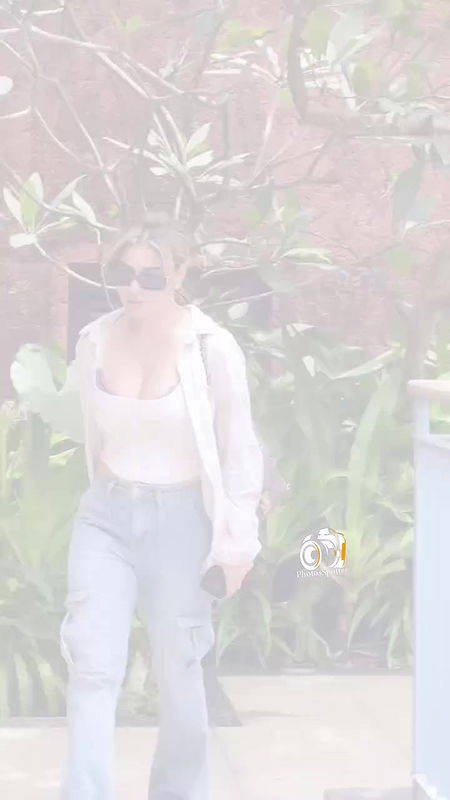 BUSTY DESIRABLE KANGNA EXPOSING HER JUICY CLEAVAGE