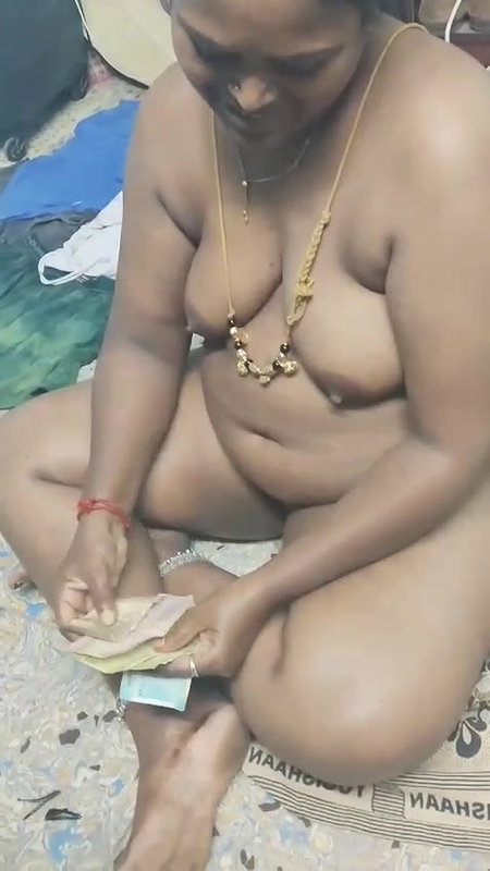 Paid Tamil slut aunty counting money in nudity