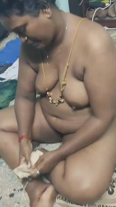 Paid Tamil slut aunty counting money in nudity