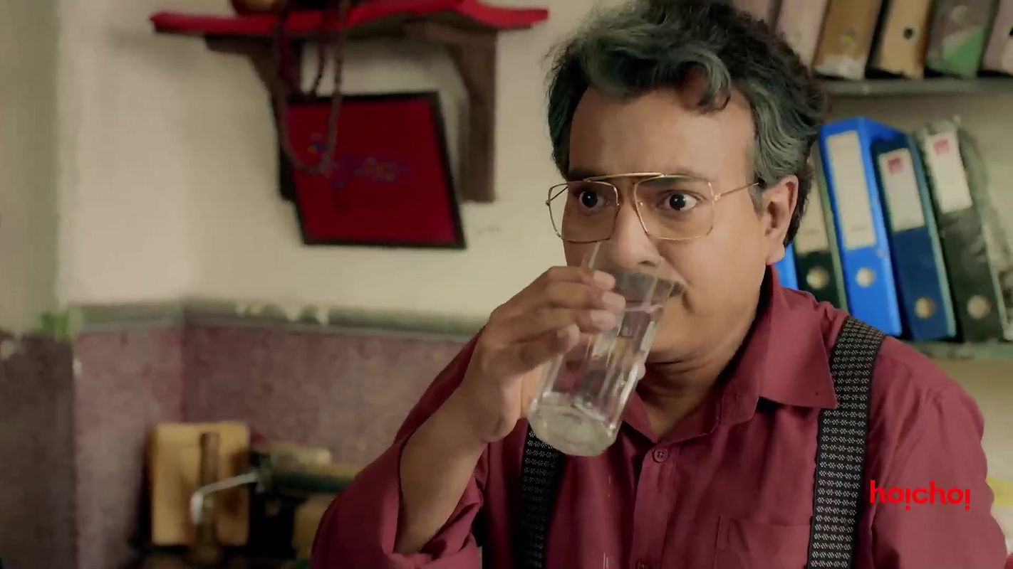 Rii Sen sexy blouse and cleavage scene Dupur Thakurpo S02